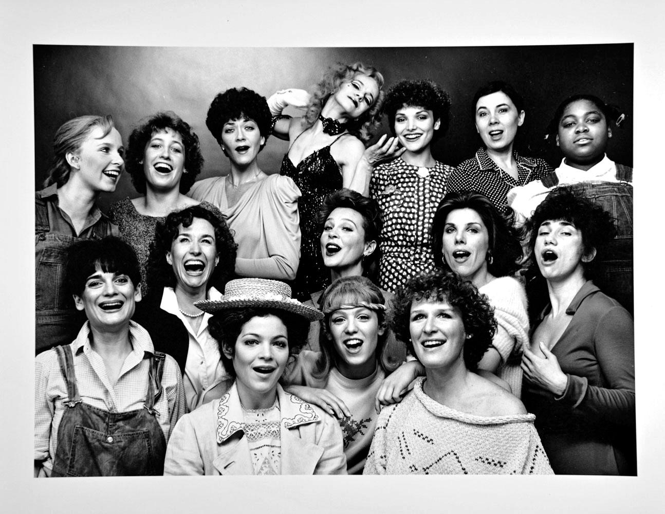 Jack Mitchell Black and White Photograph – Broadway Actresses-Gruppenfoto, Amy Irving, Laura Dean, Glenn Close