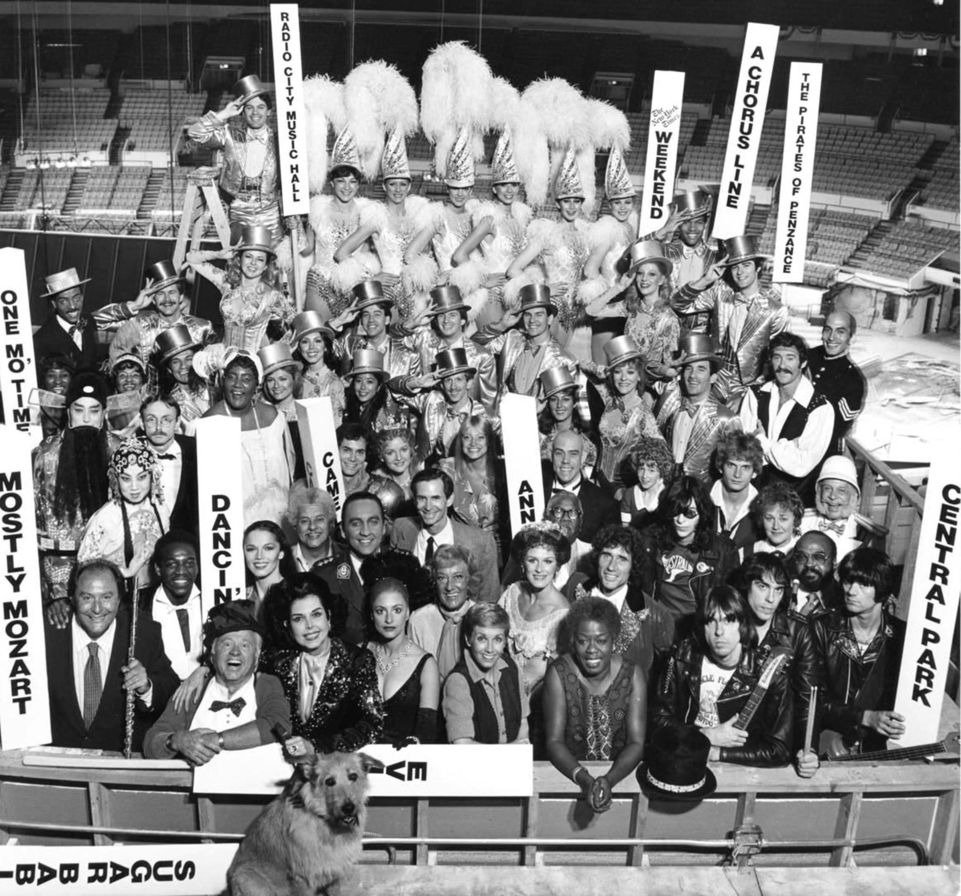 Broadway Show Stars - Berühmte 1980 NY Times Vollseitenfotografie DNC willkommen – Photograph von Jack Mitchell