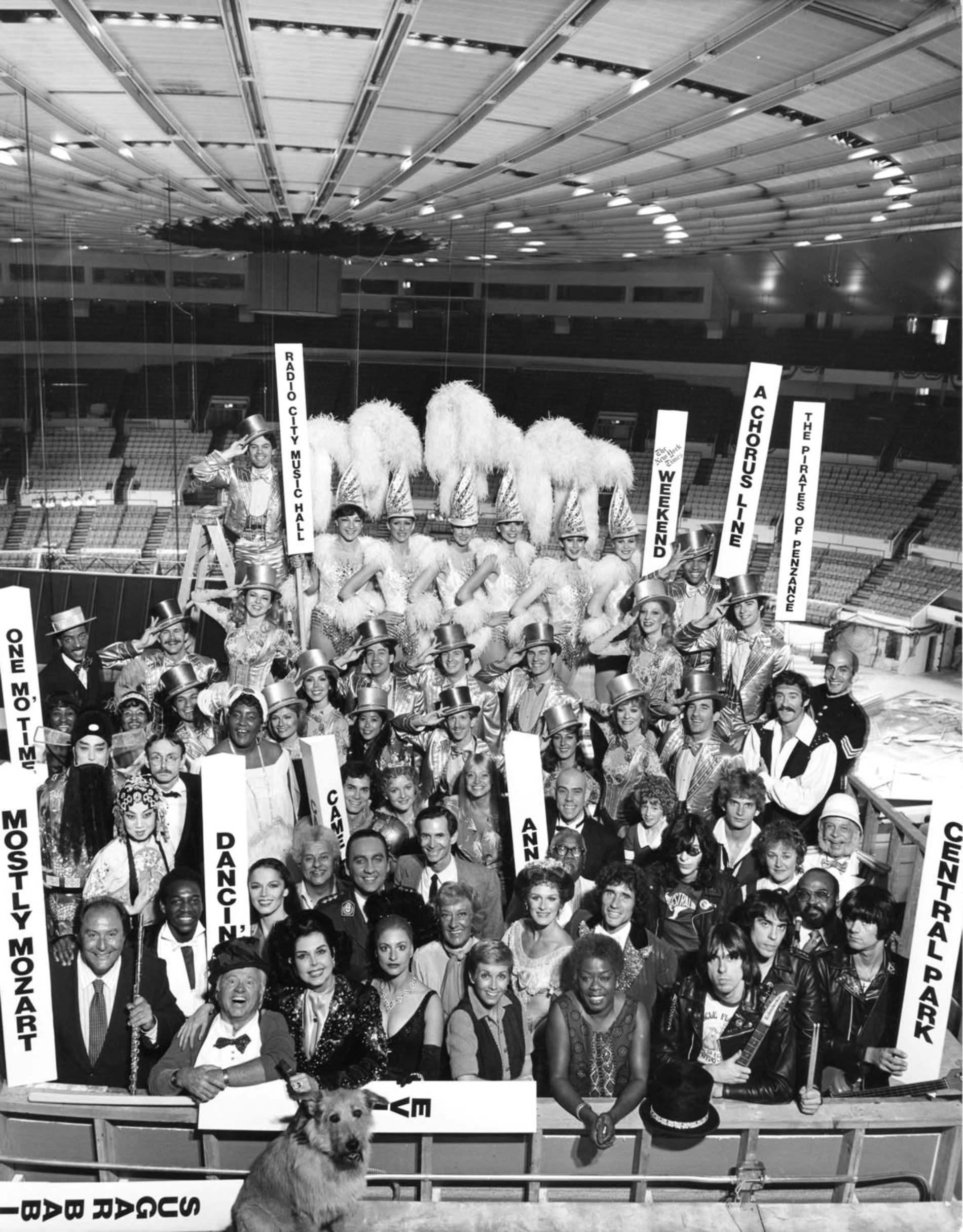 Jack Mitchell Black and White Photograph – Broadway Show Stars - Berühmte 1980 NY Times Vollseitenfotografie DNC willkommen