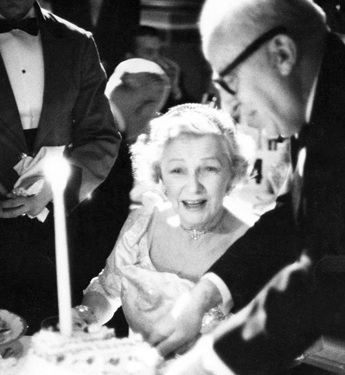 Broadway Broadway-star und Tänzerin Irene Castle zum 70. Geburtstag im Plaza Hotel – Photograph von Jack Mitchell