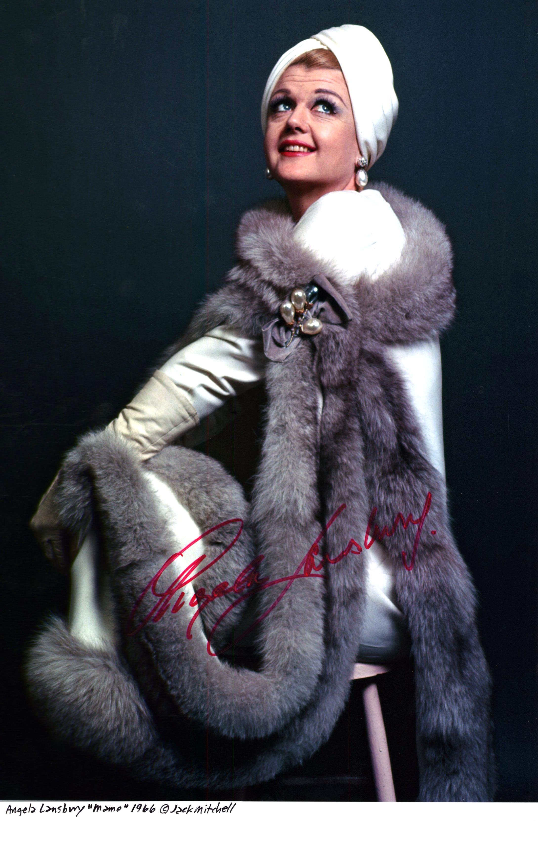Jack Mitchell Color Photograph – Broadway-Sängerin Angela Lansbury als „Mame“, signiert von Angela Lansbury