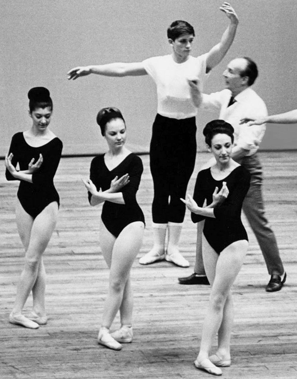 Coreógrafo George Balanchine ensayando con el New York City Ballet, firmado - Photograph de Jack Mitchell