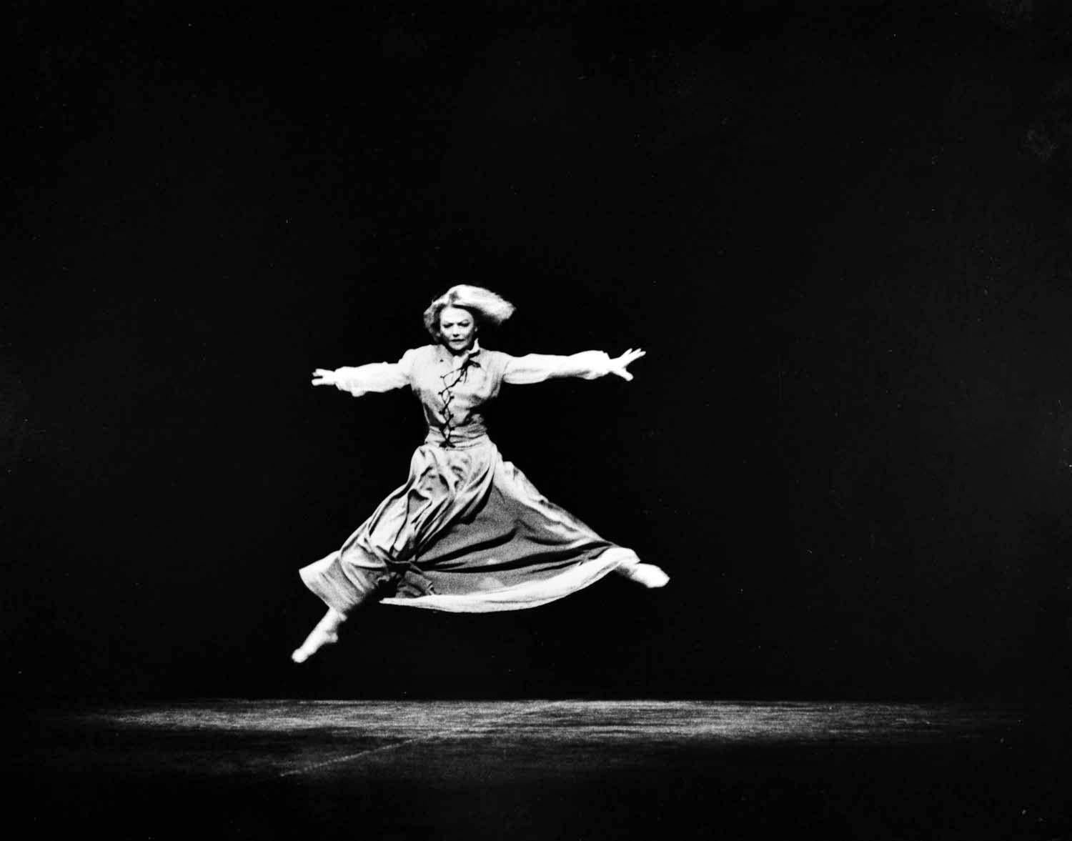 11 x 14" alte Silbergelatinefotografie der Choreografin und modernen Tänzerin Valerie Bettis bei der Aufführung von "As I Lay Dying", 1965. Signiert von Jack Mitchell auf der Rückseite des Drucks.  Kommt direkt aus dem Jack Mitchell Archiv mit einem