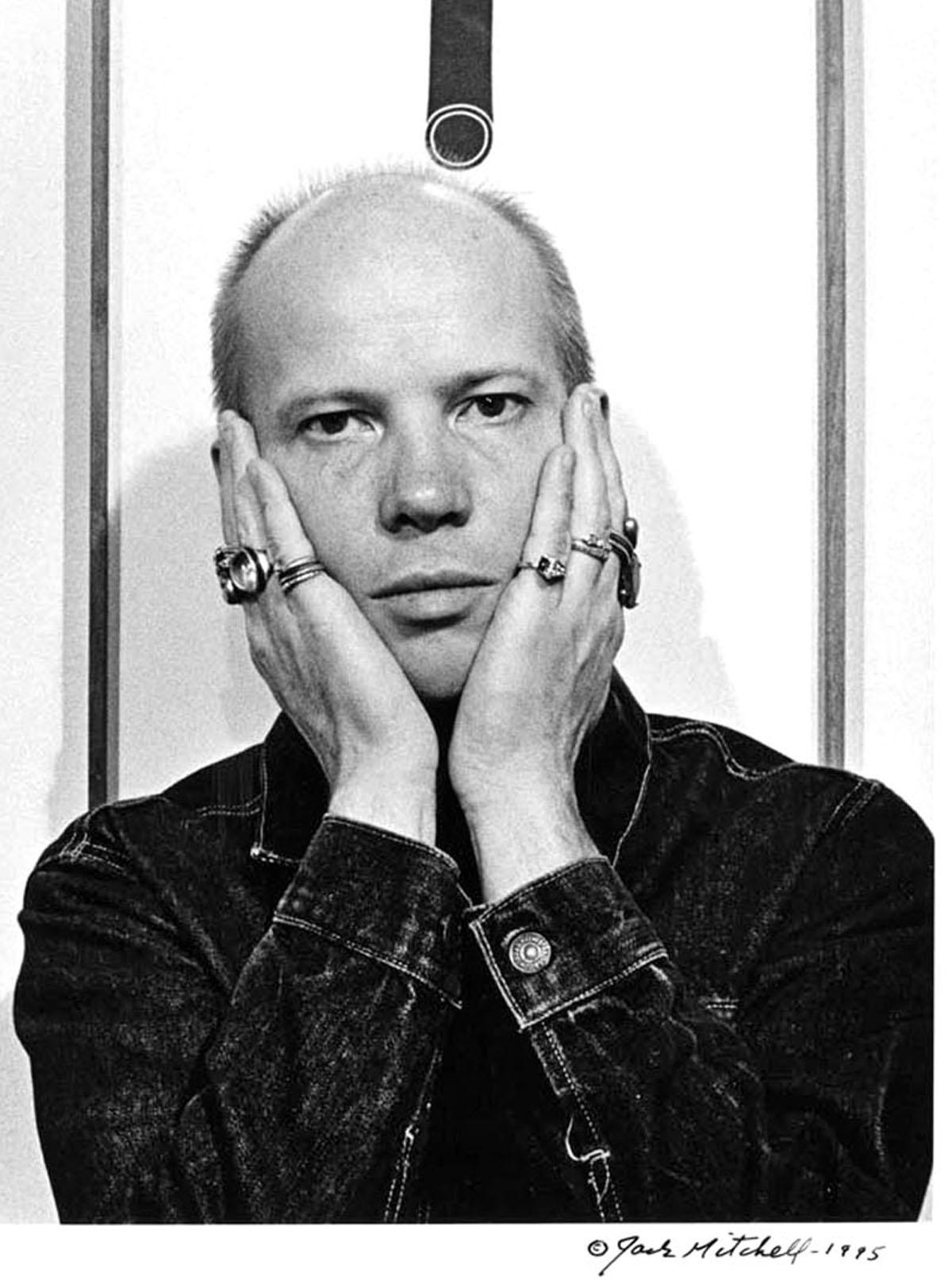 Il collagista e artista per corrispondenza Ray Johnson, firmato da Jack Mitchell in vendita 1