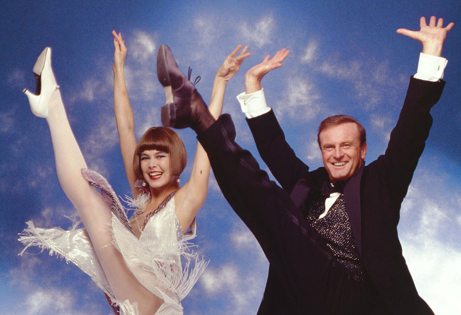 Colleen Dunn & Peter Allen am Broadway „Dance Magazine“-Cover, aufgenommen 17 x 22 Zoll“   – Photograph von Jack Mitchell