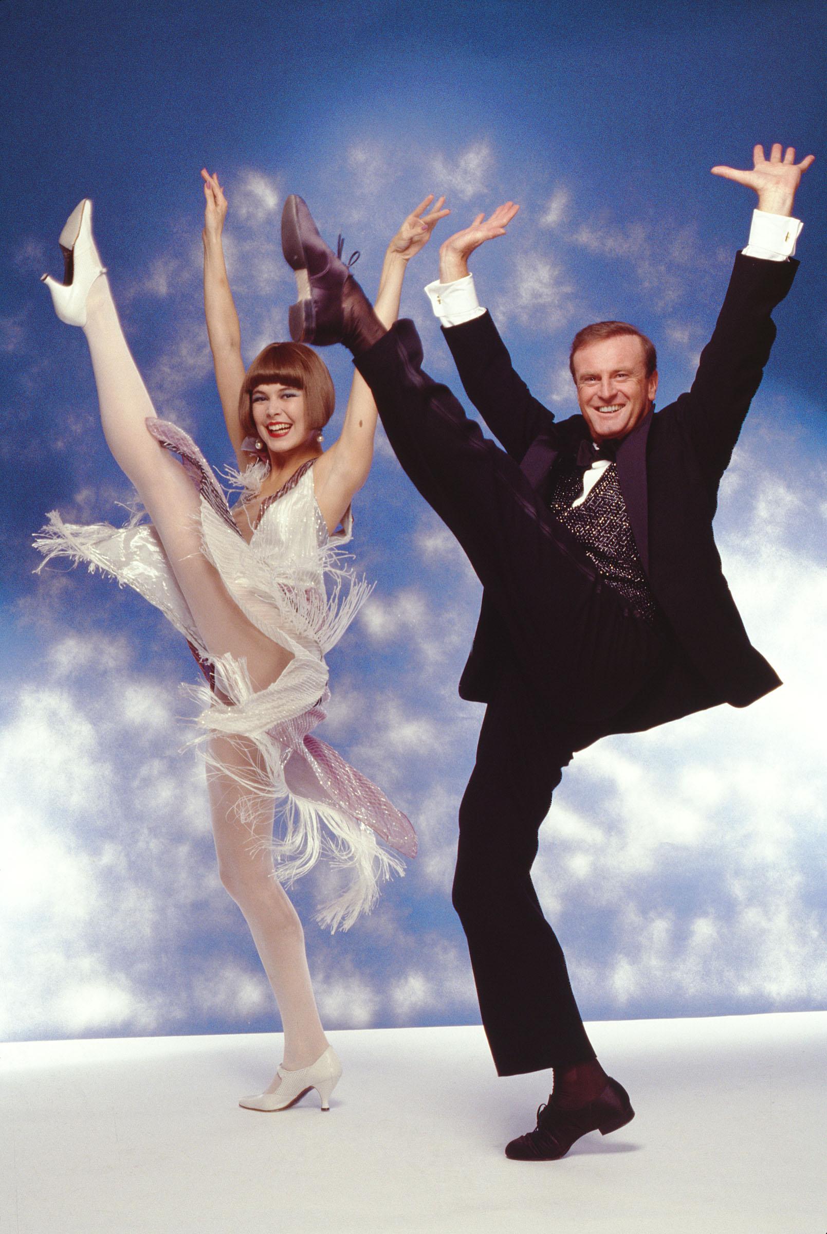 Jack Mitchell Color Photograph – Colleen Dunn & Peter Allen am Broadway „Dance Magazine“-Cover, aufgenommen 17 x 22 Zoll“  