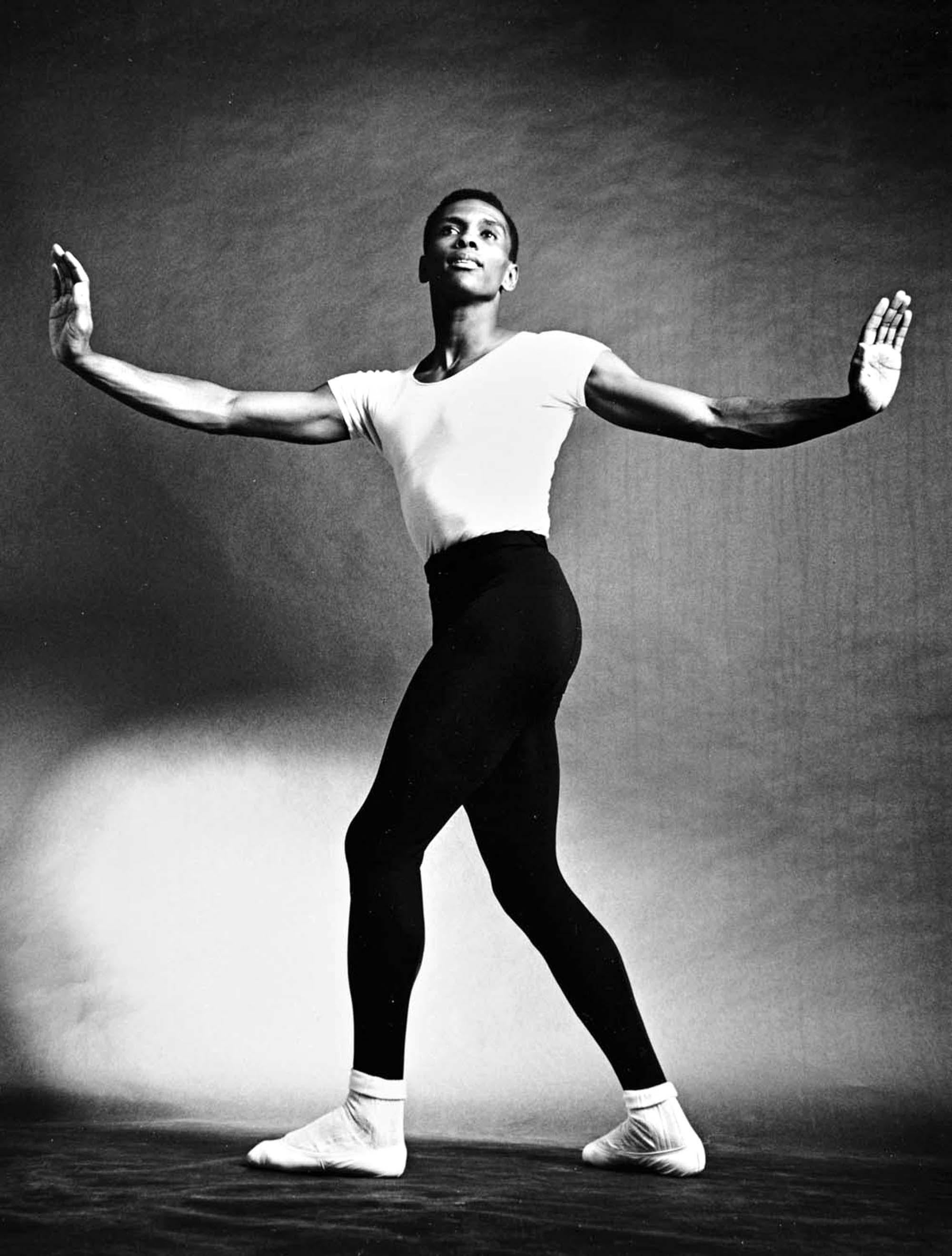 Fotografía vintage de gelatina de plata de 11 x 14 pulgadas del bailarín/coreógrafo afroamericano y fundador de la compañía Arthur Mitchell, 1963. Firmado por Jack Mitchell en el reverso de la impresión. Procede directamente de los archivos de Jack