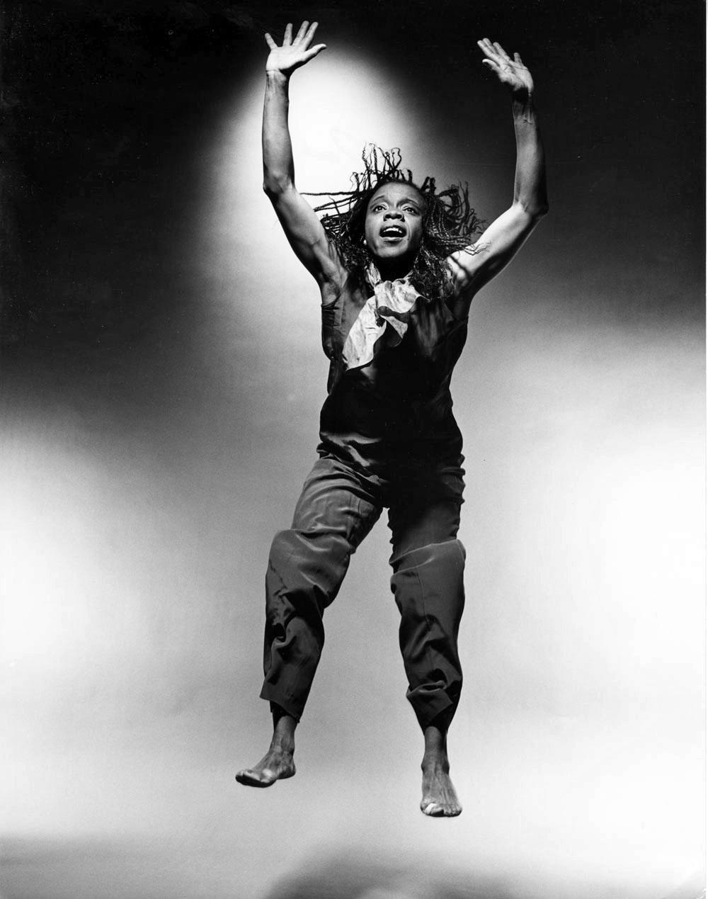 11 x 14" alte Silbergelatinefotografie der Tänzerin und Choreografin Blondell Cummings bei einem Auftritt im Jahr 1991. Signiert von Jack Mitchell auf der Rückseite des Drucks.  Kommt direkt aus dem Jack Mitchell Archiv mit einem