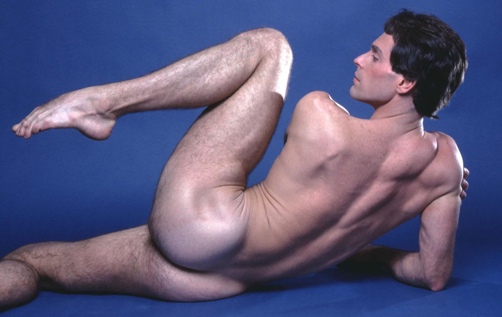 Étude du nu de la danseuse/chorégraphe Doug Benz, couleur 17 x 22 pouces  Photo de l'exposition - Photograph de Jack Mitchell