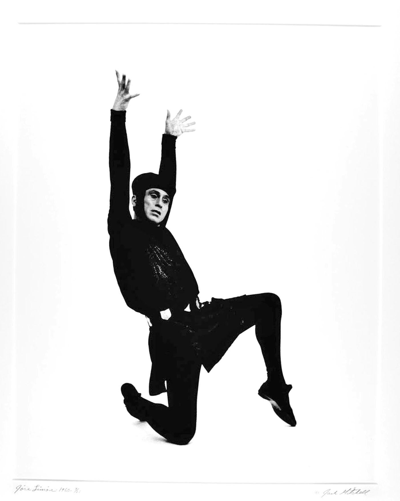 Jack Mitchell Black and White Photograph – Tänzer/Choreograph José Limón bei der Aufführung von "Macbeth", signierter Ausstellungsdruck