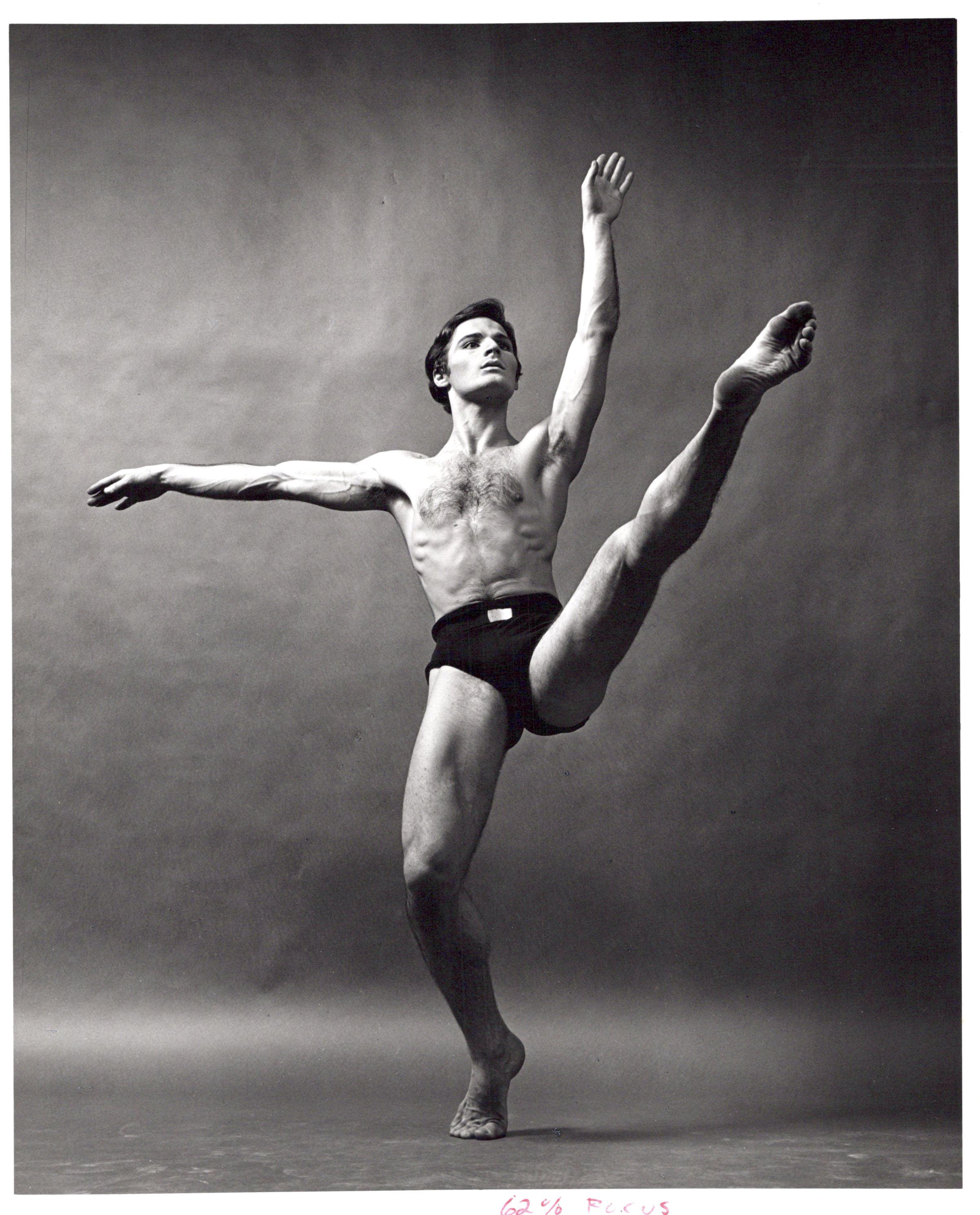Jack Mitchell Black and White Photograph – Dancer/Choreographin Lar Lubovitch