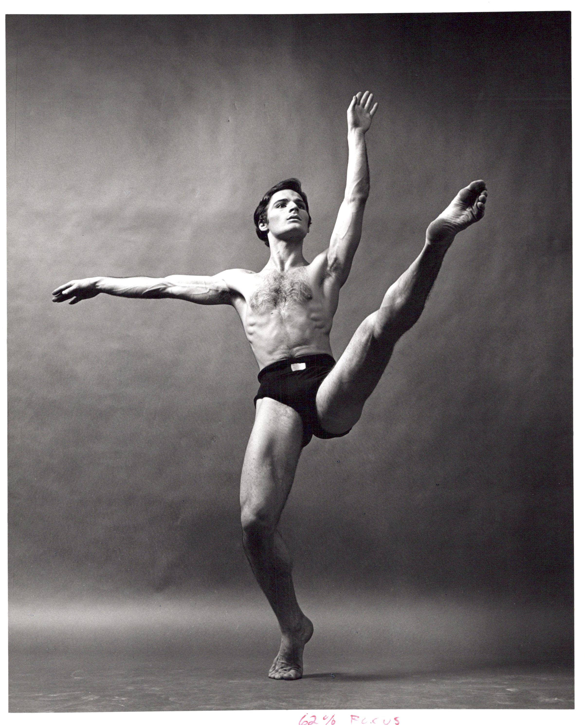 Jack Mitchell Black and White Photograph – Dancer/Choreographin Lar Lubovitch 