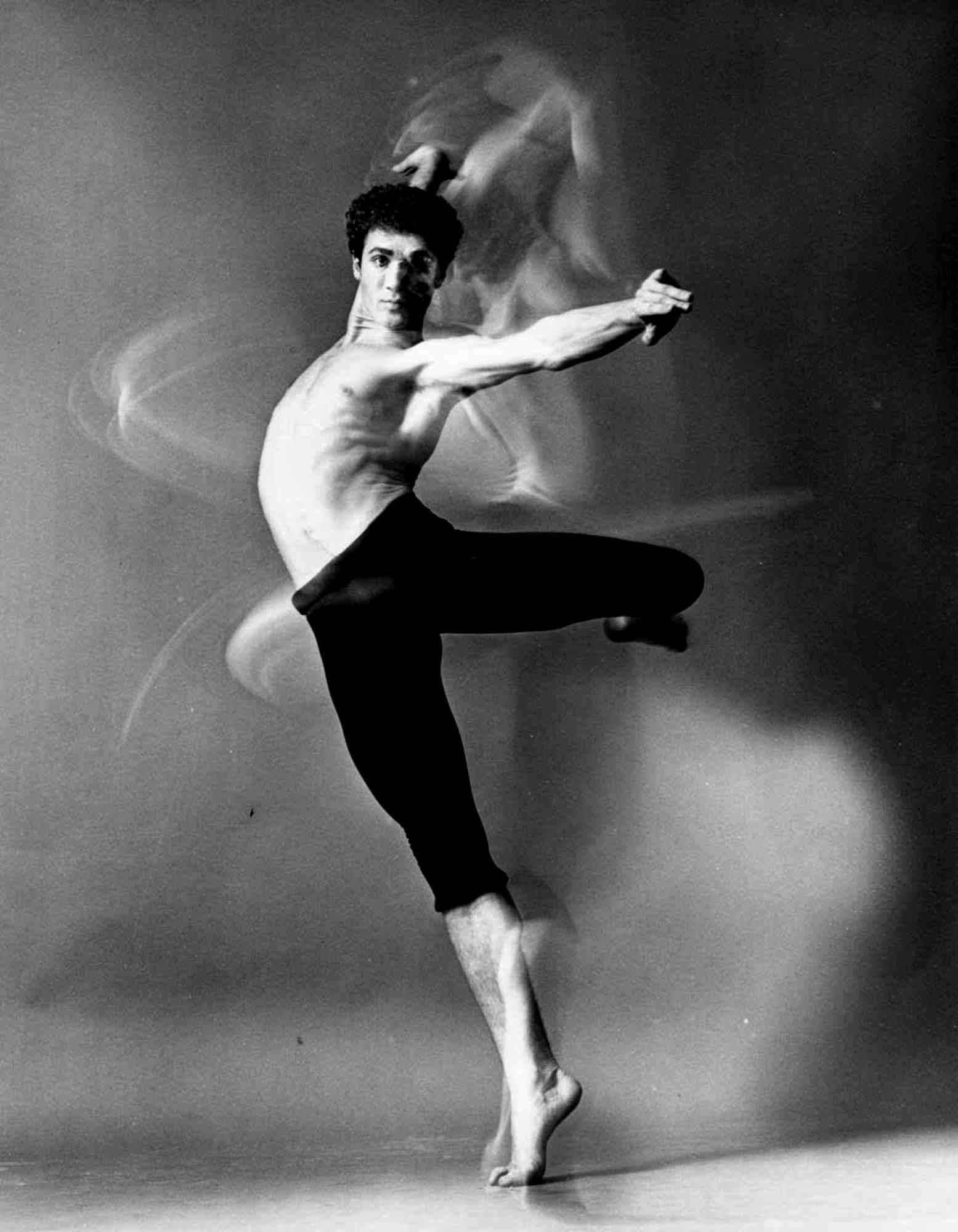 11 x 14" alte Silbergelatinefotografie des Tänzers/Choreografen Louis Falco, tanzend in Mehrfachbelichtung, 1963. Signiert auf der Rückseite des Drucks von Jack Mitchell. Kommt direkt aus dem Jack Mitchell Archiv mit einem Echtheitszertifikat. 