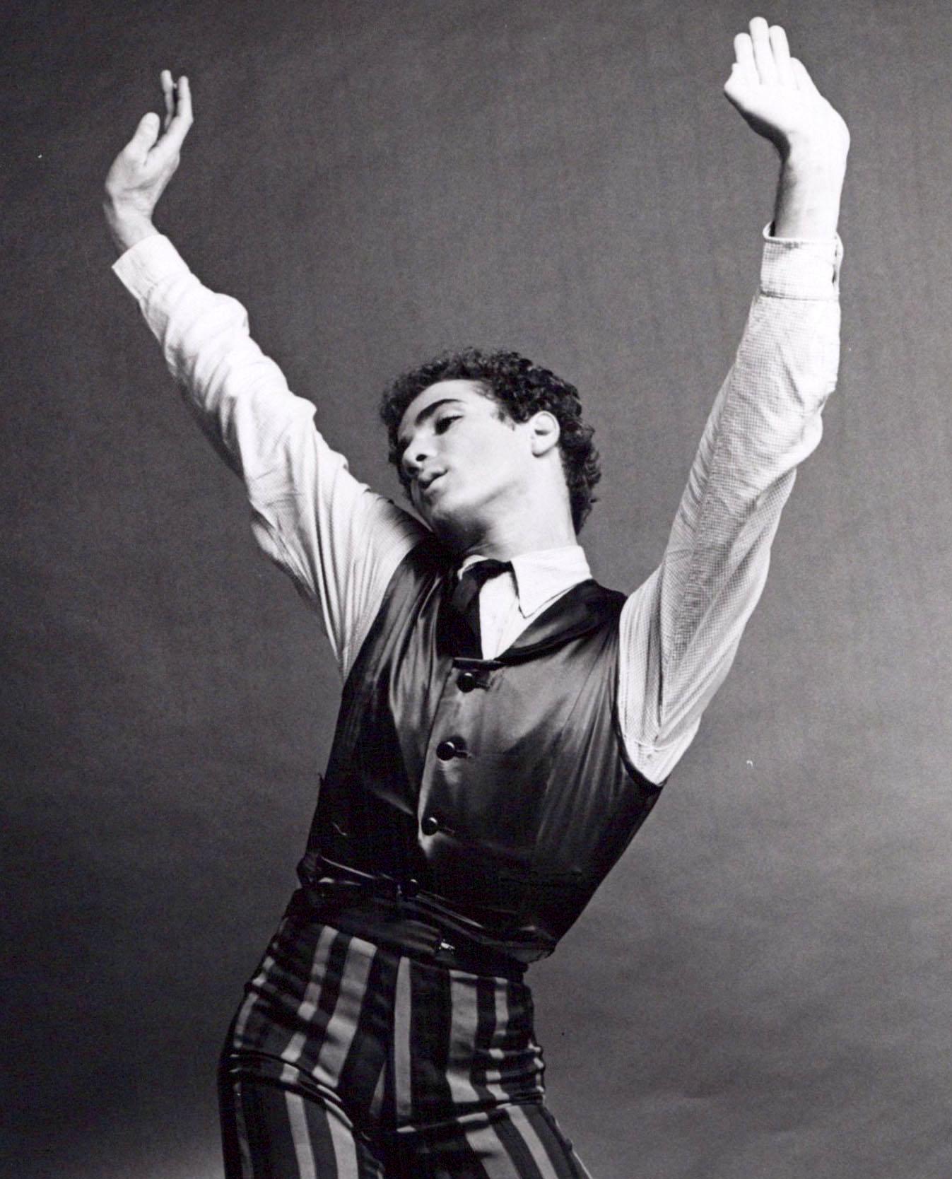 Dance Dancer & Choreographer Louis Falco performing – Photograph von Jack Mitchell