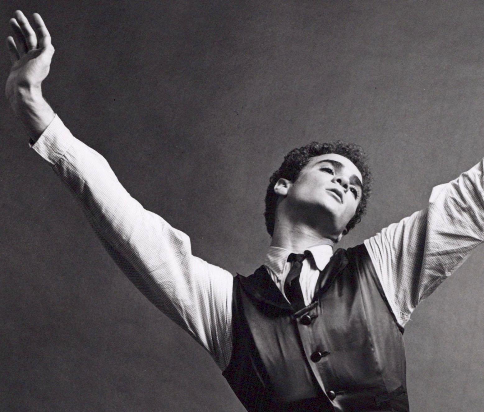 Ballerino e coreografo Louis Falco che si esibisce - Photograph di Jack Mitchell