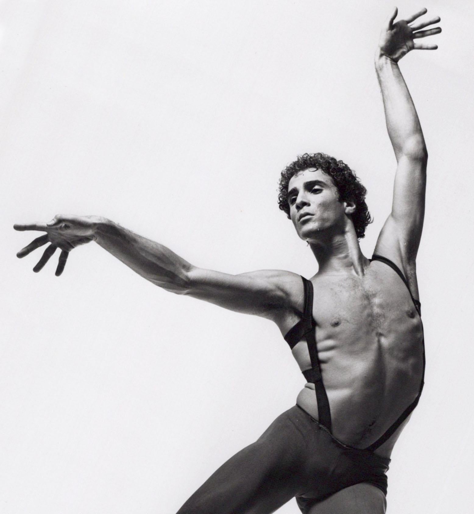 Ballerino e coreografo Louis Falco che si esibisce - Photograph di Jack Mitchell