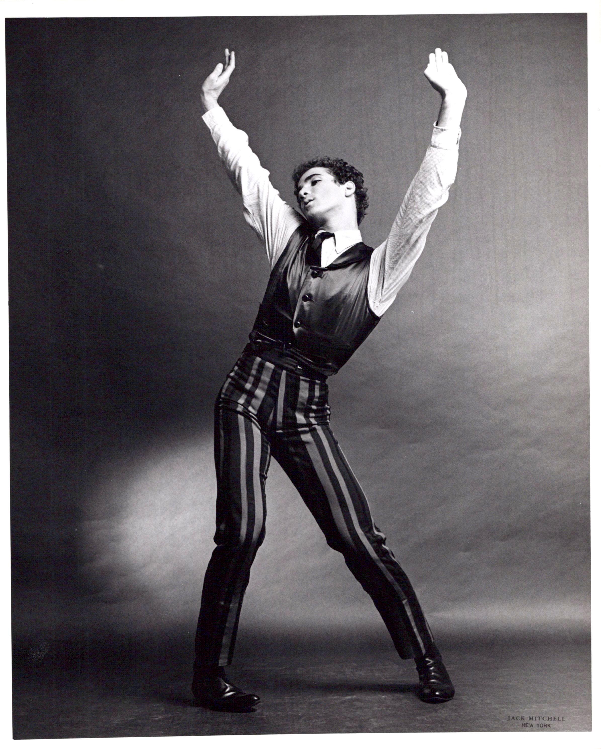 Jack Mitchell Black and White Photograph – Dance Dancer & Choreographer Louis Falco performing