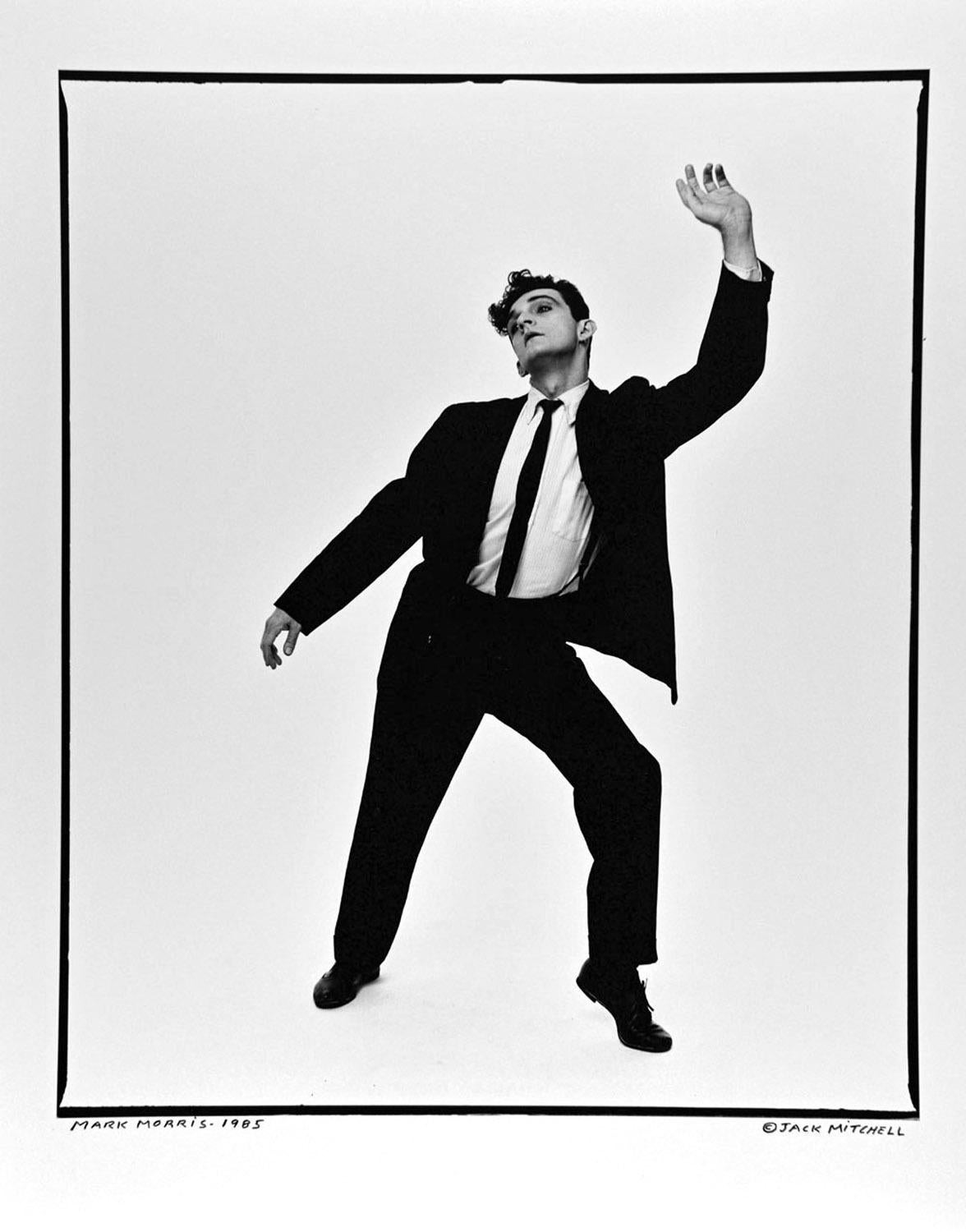 Black and White Photograph de Jack Mitchell - El bailarín y coreógrafo Mark Morris interpreta "One Charming Night" (Una noche encantadora)