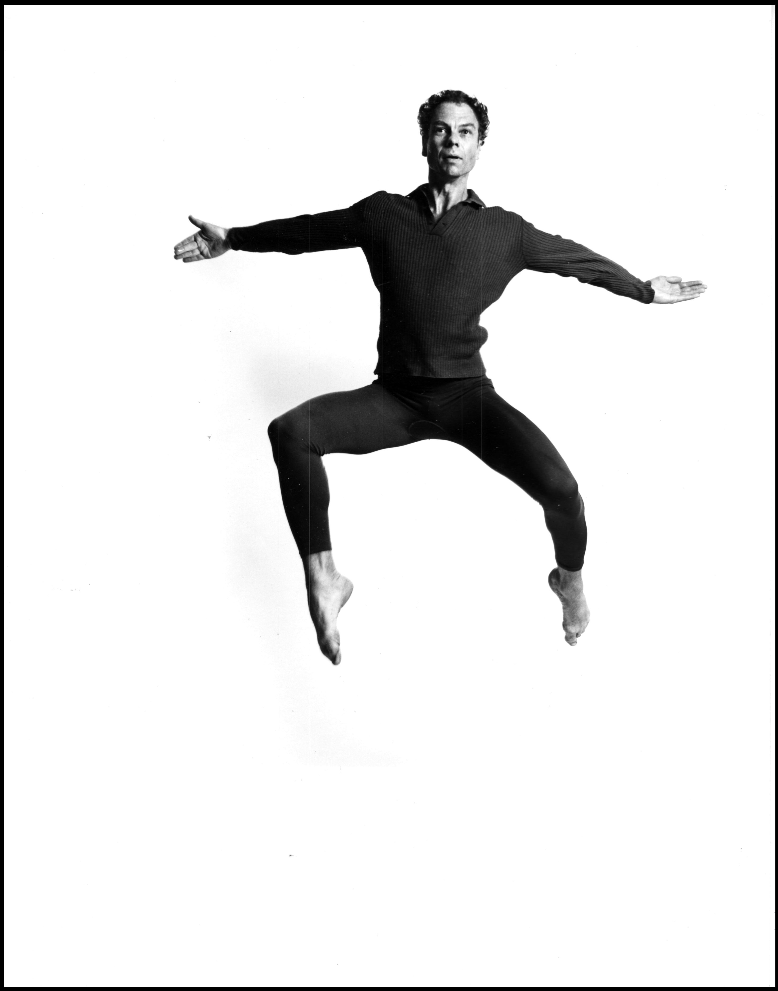 Jack Mitchell Black and White Photograph – Dance Dancer & Choreographer Merce Cunningham Leaping