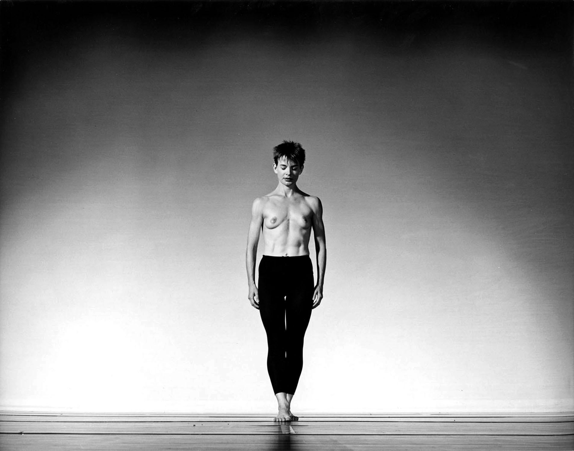 Jack Mitchell Black and White Photograph – Dance-/choreographische Tänzerin Molissa Fenley im Akt „State of Darkness"