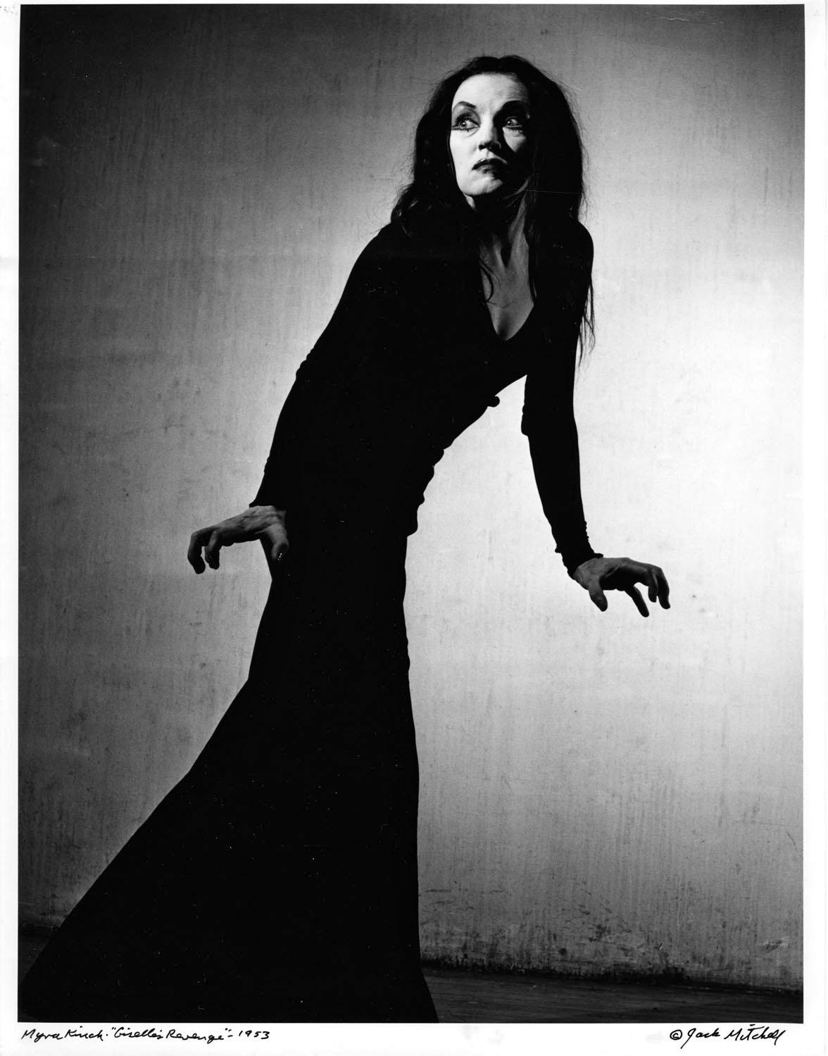 11 x 14" alte Silbergelatinefotografie der Tänzerin/Choreografin Myra Kinch in "Giselle's Revenge" in Jacob's Pillow, 1953. Verso auf dem Druck signiert. Kommt direkt aus dem Jack Mitchell Archiv mit einem Echtheitszertifikat. 

Jack Mitchells