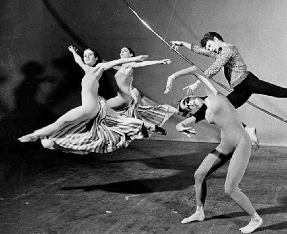  Dancer/Choreograph Paul Taylor und Company mit Orbs darstellen (Pop-Art), Photograph, von Jack Mitchell