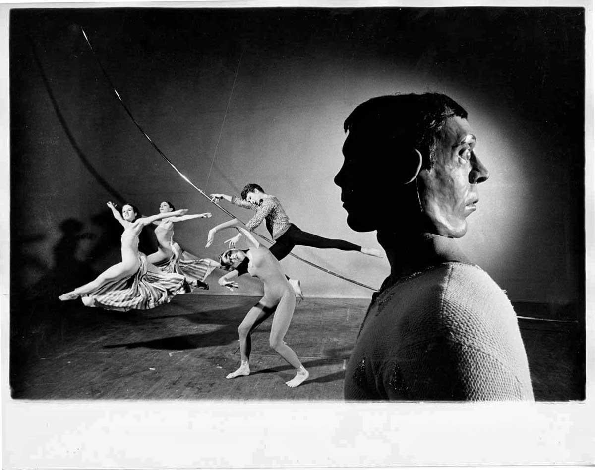 Jack Mitchell Black and White Photograph –  Dancer/Choreograph Paul Taylor und Company mit Orbs darstellen