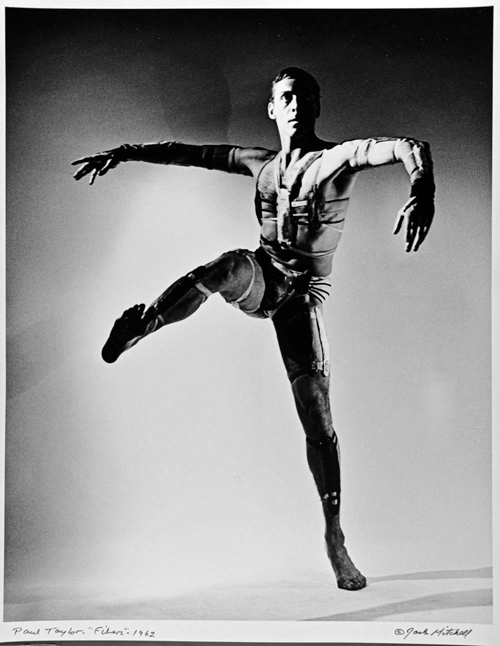 11 x 14" alte Silbergelatinefotografie von Paul Taylor bei der Aufführung von "Fibers" im Jahr 1962 in einem von Rouben Ter-Arutunian entworfenen Kostüm. Signiert von Jack Mitchell unten rechts und mit Bleistift auf der Rückseite. Kommt direkt aus