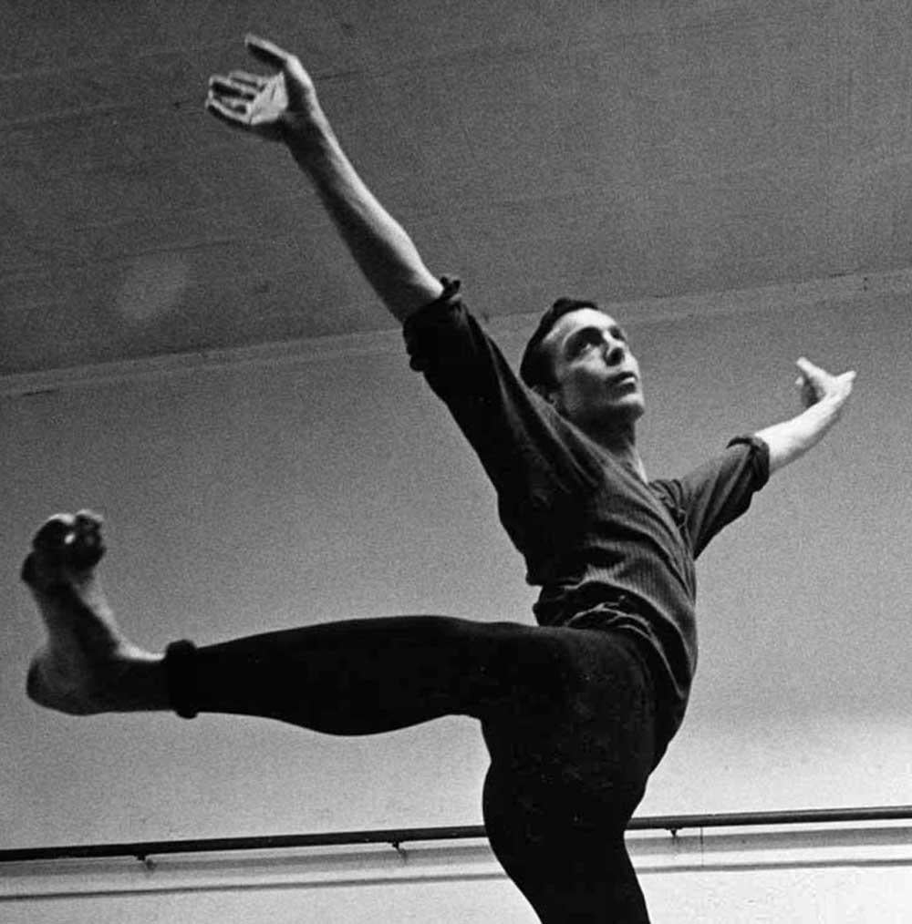  Dancer/Choreographer Paul Taylor Rehearsing – Photograph von Jack Mitchell