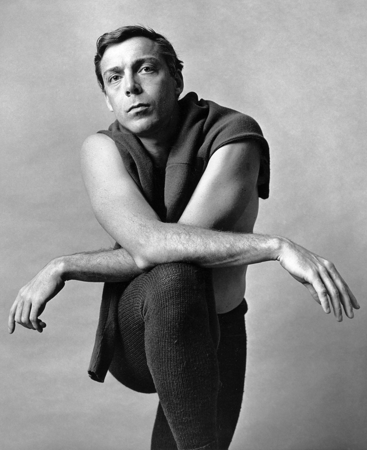 Jack Mitchell Black and White Photograph –  Dancer/Choreographer Paul Taylor, Studioporträt