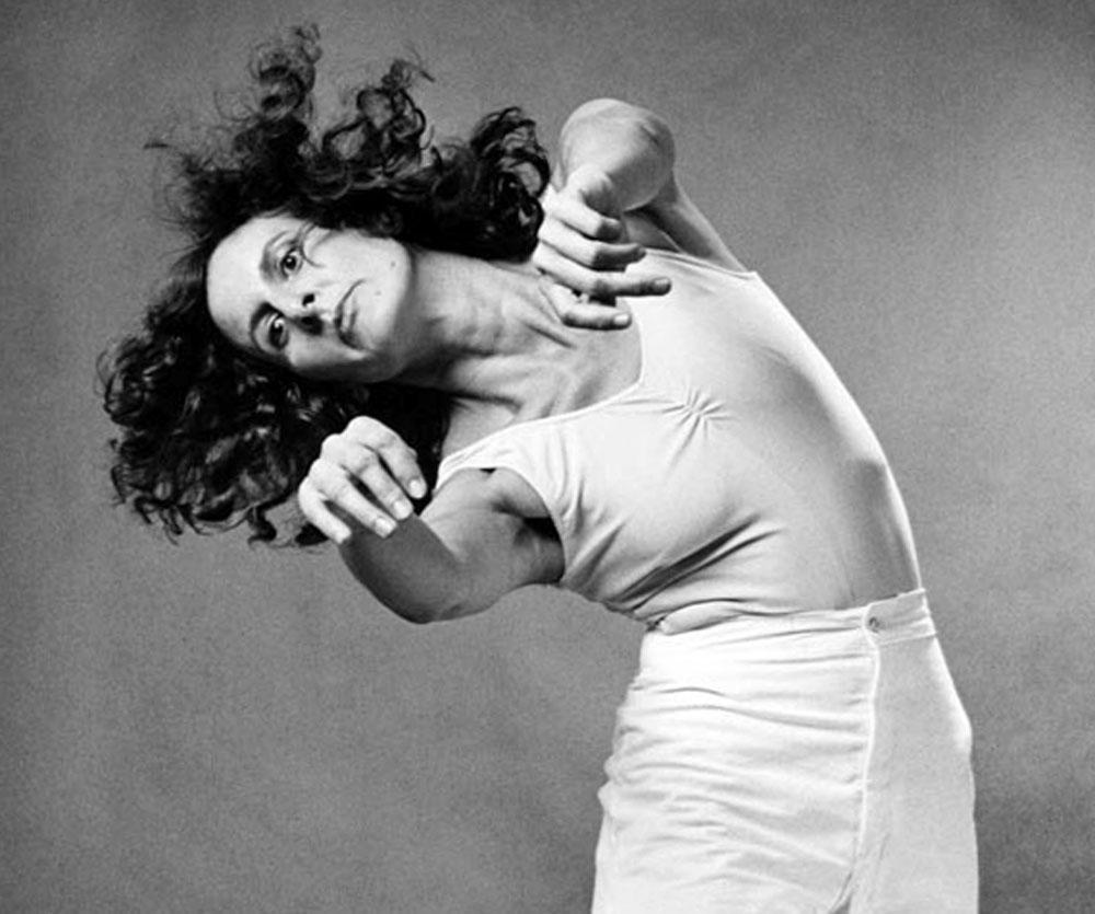 Dancer/Choreographin Trisha Brown – Photograph von Jack Mitchell
