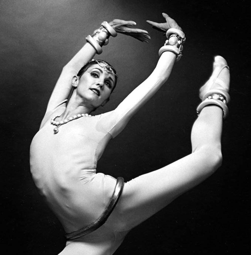 Bailarina Christine Klepal actuando, firmada por Jack Mitchell en venta 1