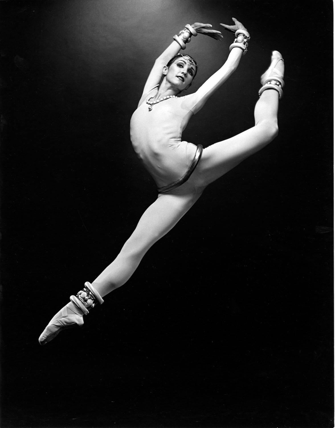 Fotografía vintage de gelatina de plata de 11 x 14 pulgadas de la bailarina Christine Klepal actuando, 1983. Firmado por Jack Mitchell en el reverso de la impresión. Procede directamente de los archivos de Jack Mitchell con certificado de