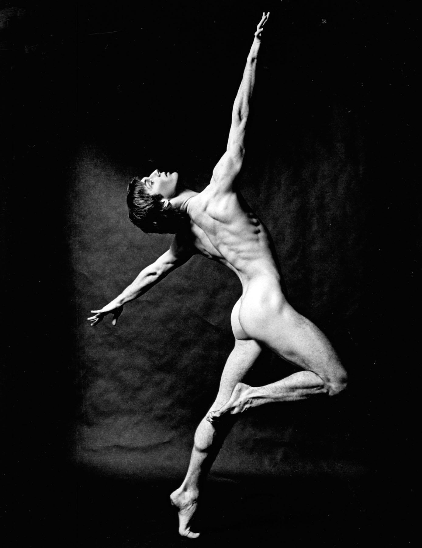 11 x 14" Vintage-Silbergelatine-Fotografie, signiert von Jack Mitchell.  Kommt direkt aus den Jack Mitchell Archives mit einem Echtheitszertifikat. Dieses Foto stammt aus einer Aufnahme für die Zeitschrift After Dark und wurde von Jack Mitchell als