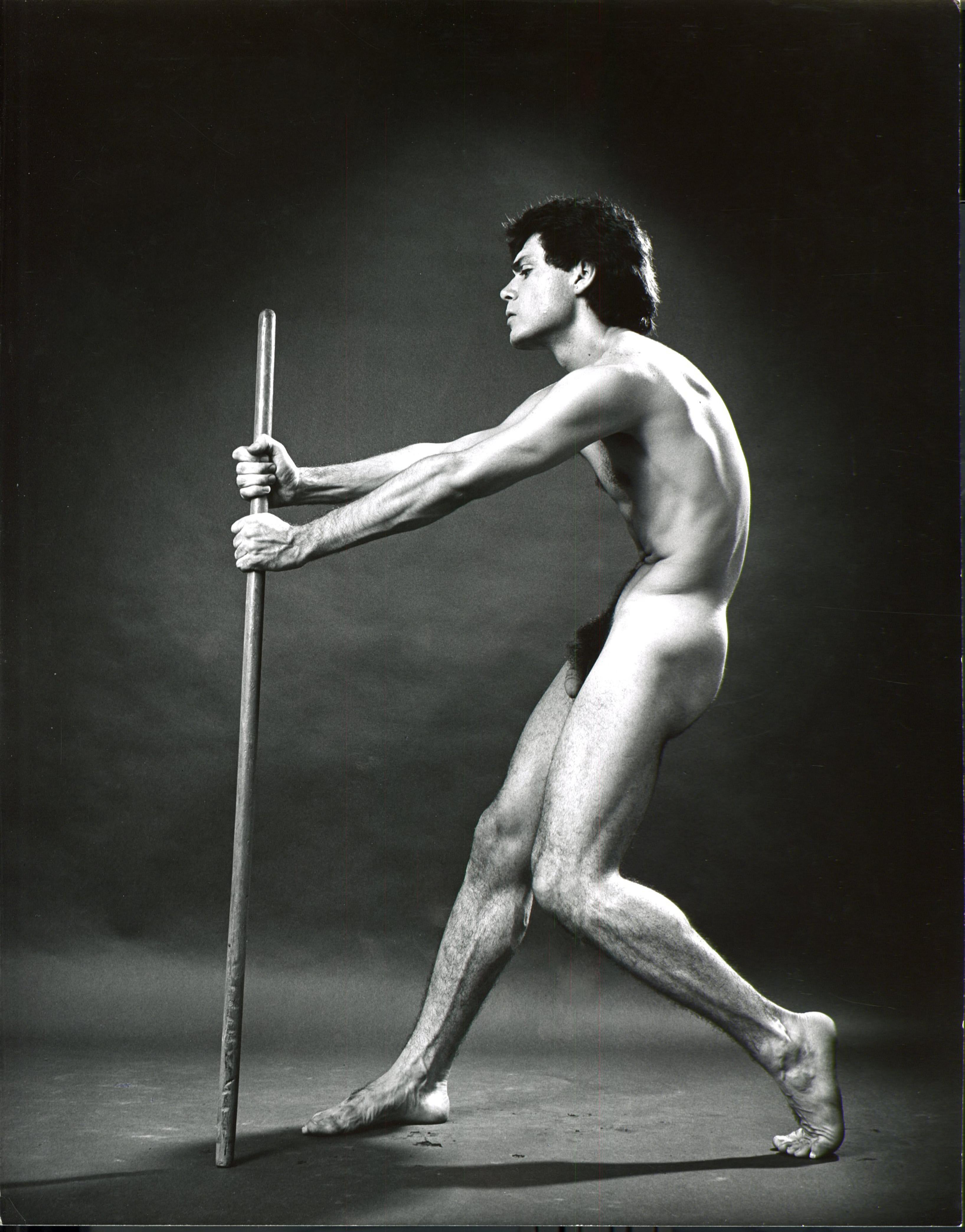 Jack Mitchell Black and White Photograph – Der Tänzer Don Lopez fotografierte für das Magazin „After Dark“, signiert