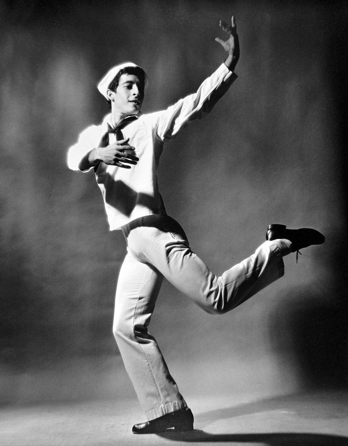 11 x 14" alte Silbergelatinefotografie des Tänzers Eliot Feld im Kostüm bei der Aufführung von "Fancy Free", 1965. Es ist von Jack Mitchell auf der Vorderseite des Drucks signiert.  Kommt direkt aus dem Jack Mitchell Archiv mit einem