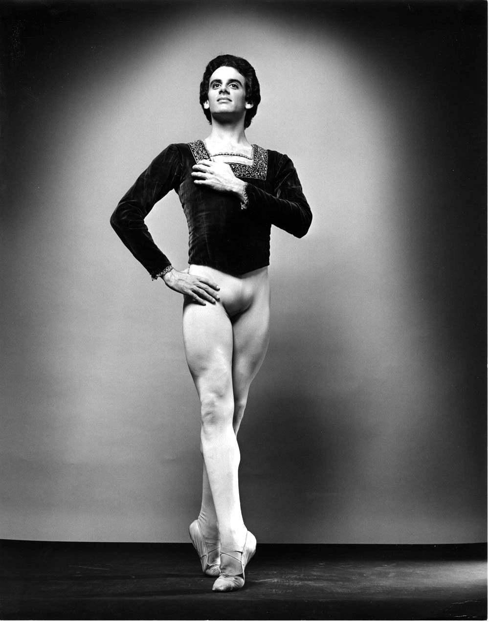 11 x 14" Silbergelatine-Foto des Tänzers Fernando Bujones, dem jüngsten männlichen Haupttänzer in der Geschichte des American Ballet Theatre, 1979. Unterzeichnet  von Jack Mitchell auf der Rückseite des Drucks. Kommt direkt aus dem Jack Mitchell
