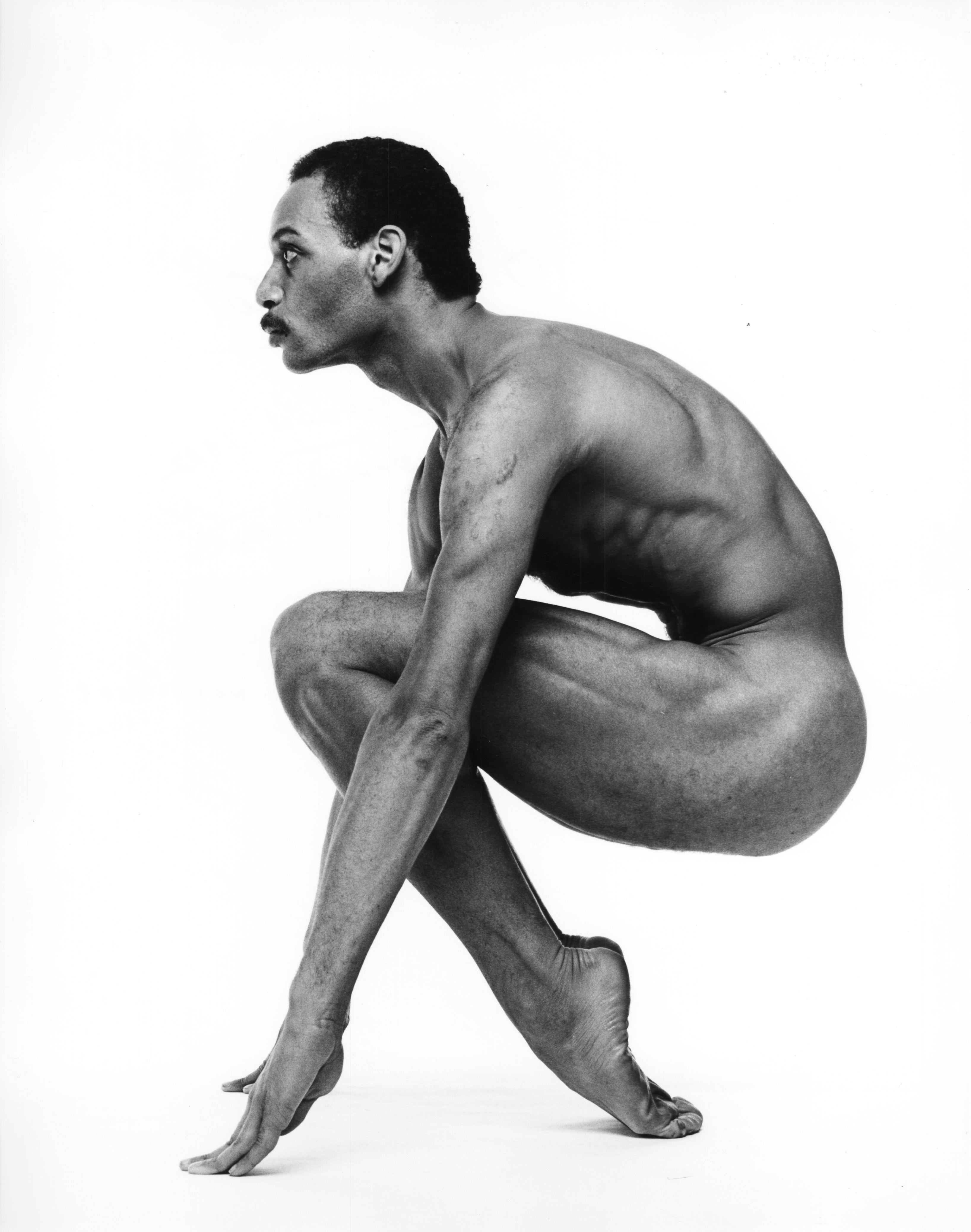 Jack Mitchell Black and White Photograph – Der Tänzer Kevin Brown, nackt fotografiert für die Zeitschrift After Dark, signiert von Jack