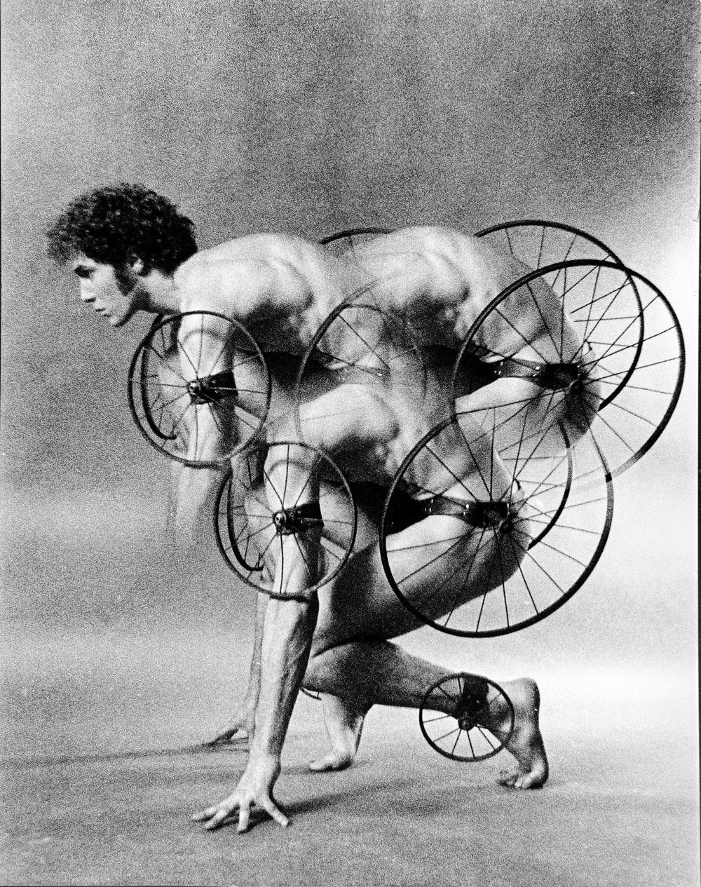 Black and White Photograph di Jack Mitchell - Il ballerino Louis Falco indossa un costume dell'artista Robert Indiana per "Timewright".