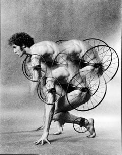 Danseuse Louis Falco dansant dans un costume de l'artiste Robert Indiana pour {}Timewright{}