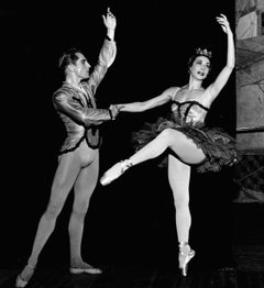 Les danseurs Erik Bruhn et Nora Kaye dans la pièce « Paquita » de l'American Ballet Theatre