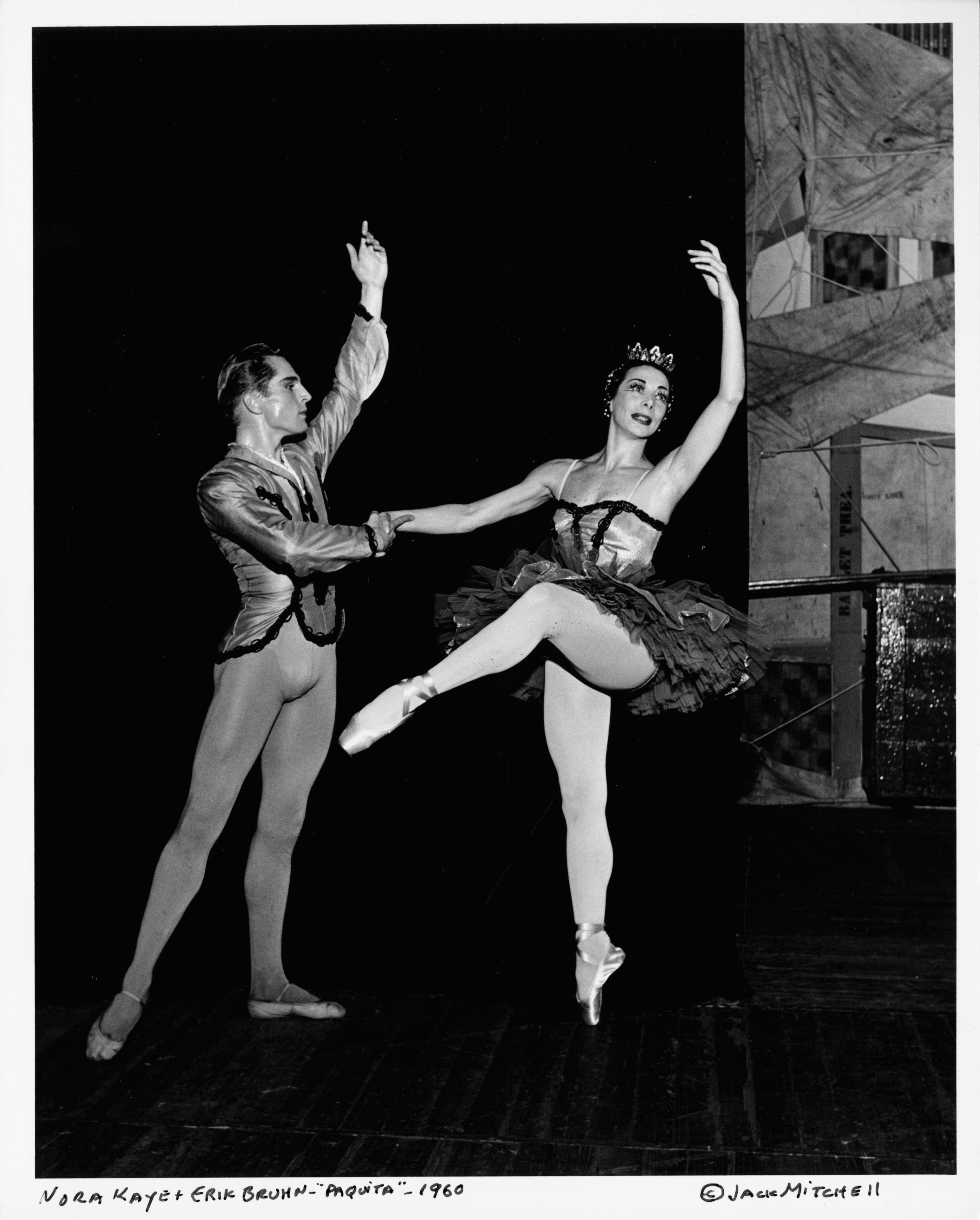 Jack Mitchell Black and White Photograph – Die Tänzer Erik Bruhn & Nora Kaye in der "Paquita" des amerikanischen Balletttheaters
