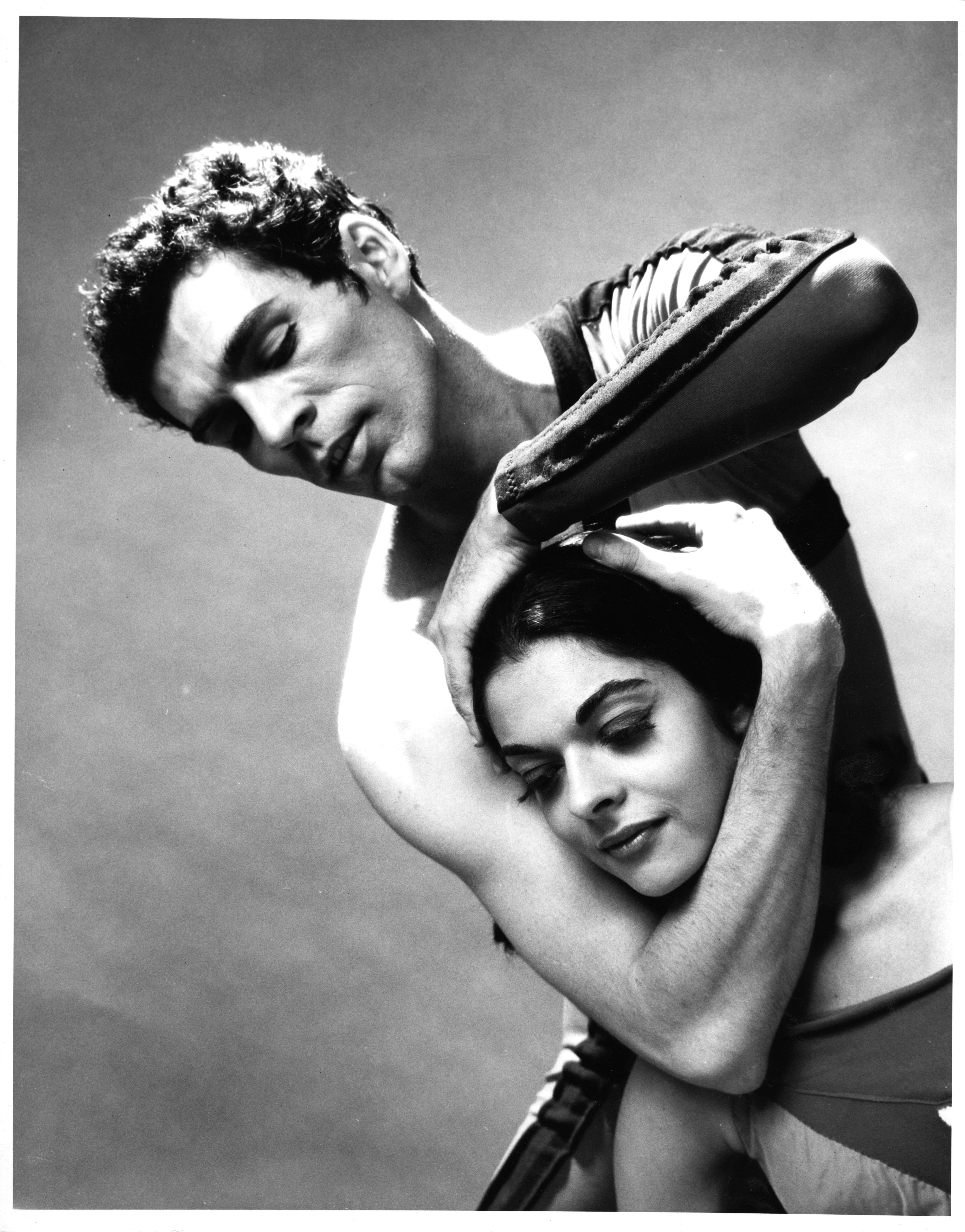 11 x 14" Vintage-Silbergelatine-Foto der Tänzer Norman Walker und Cora Cahan, 1963. Signiert von Jack Mitchell auf der Rückseite des Drucks. Kommt direkt aus den Jack Mitchell Archives mit einem Echtheitszertifikat. 

Jack Mitchells (1925-2013)