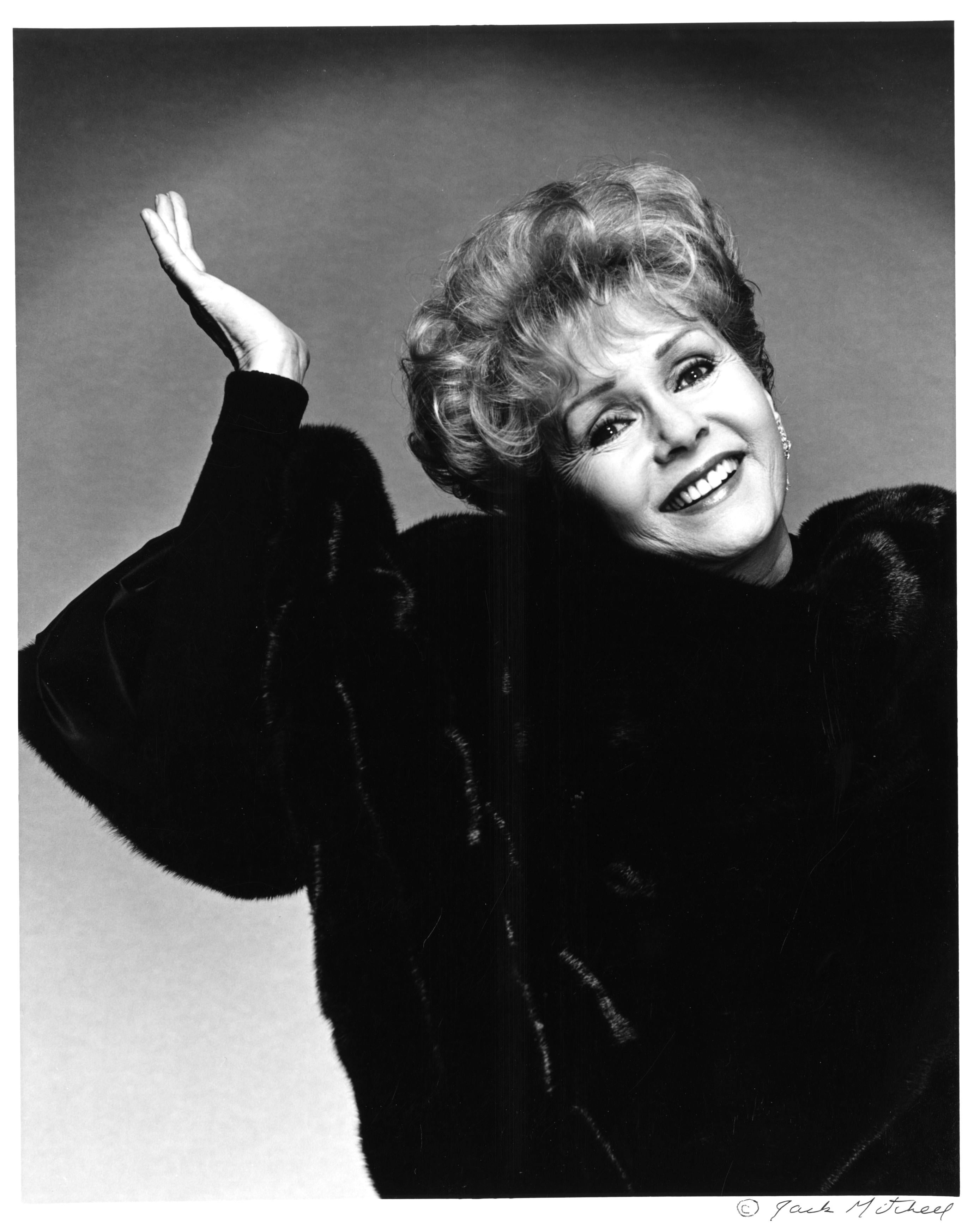Debbie Reynolds, fotografiert in New York City im November 1993 während eines Termins für die Blackglama-Werbekampagne "What Becomes A Legend Most", unterzeichnet von Jack Mitchell. Dies war Jacks persönlicher Favorit von Reynolds. Es handelt sich