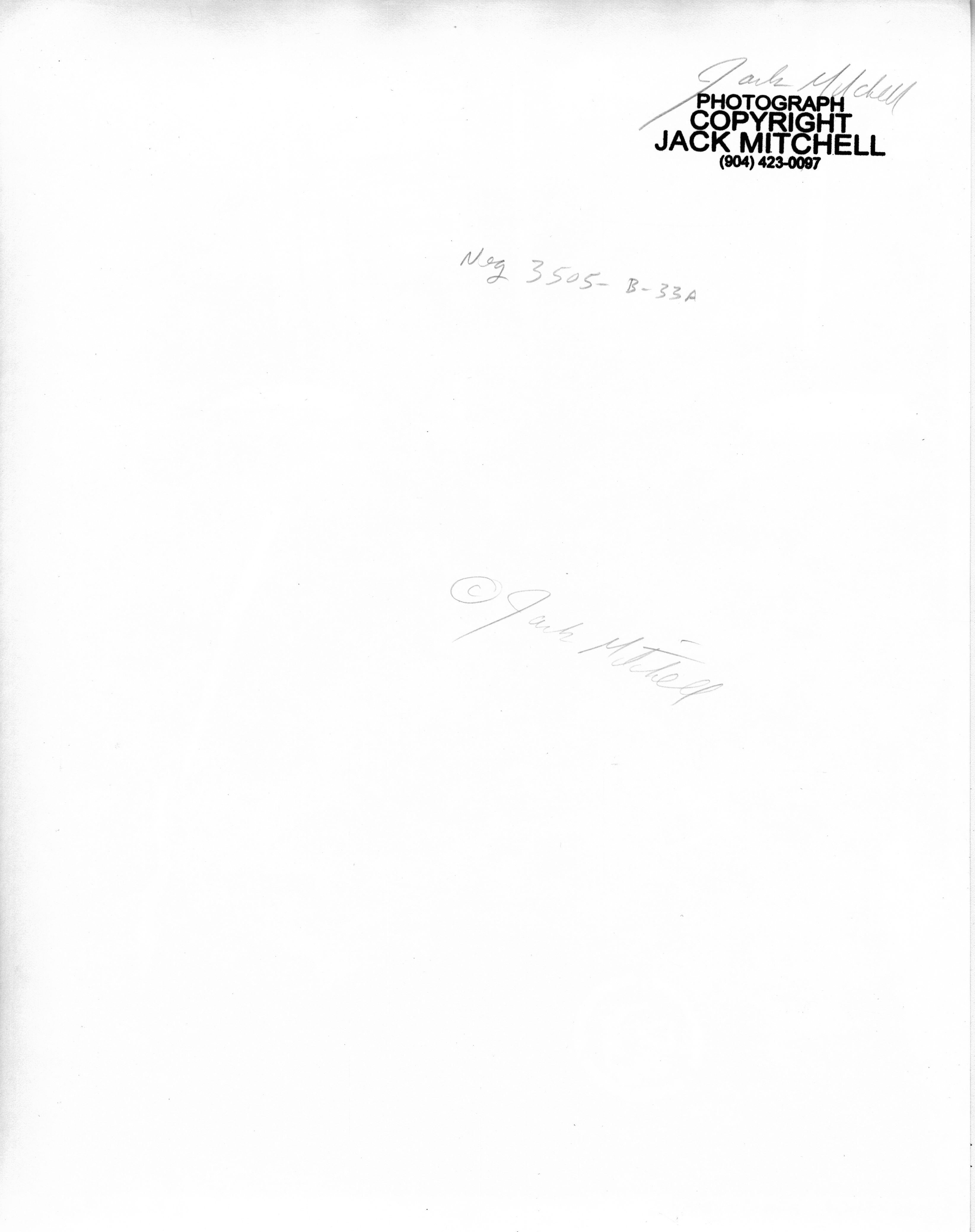 Director Mike Nichols auf dem Set von „Streamers“, signiert von Jack Mitchell im Angebot 1