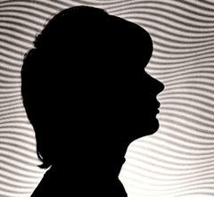 L'artista op inglese Bridget Riley con la sua opera, firmata da Jack Mitchell