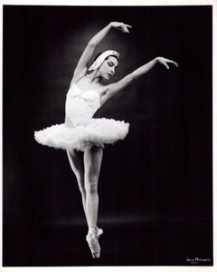 La célèbre ballerine amérindienne Maria Tallchief dansant « Swan Lake » (le lac de Swan)