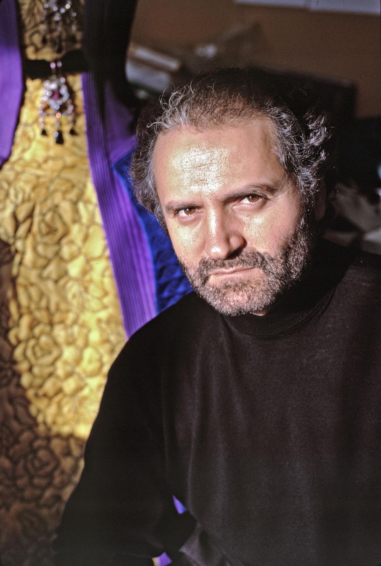 Jack Mitchell Color Photograph – Der Modedesigner Gianni Versace, 1988.