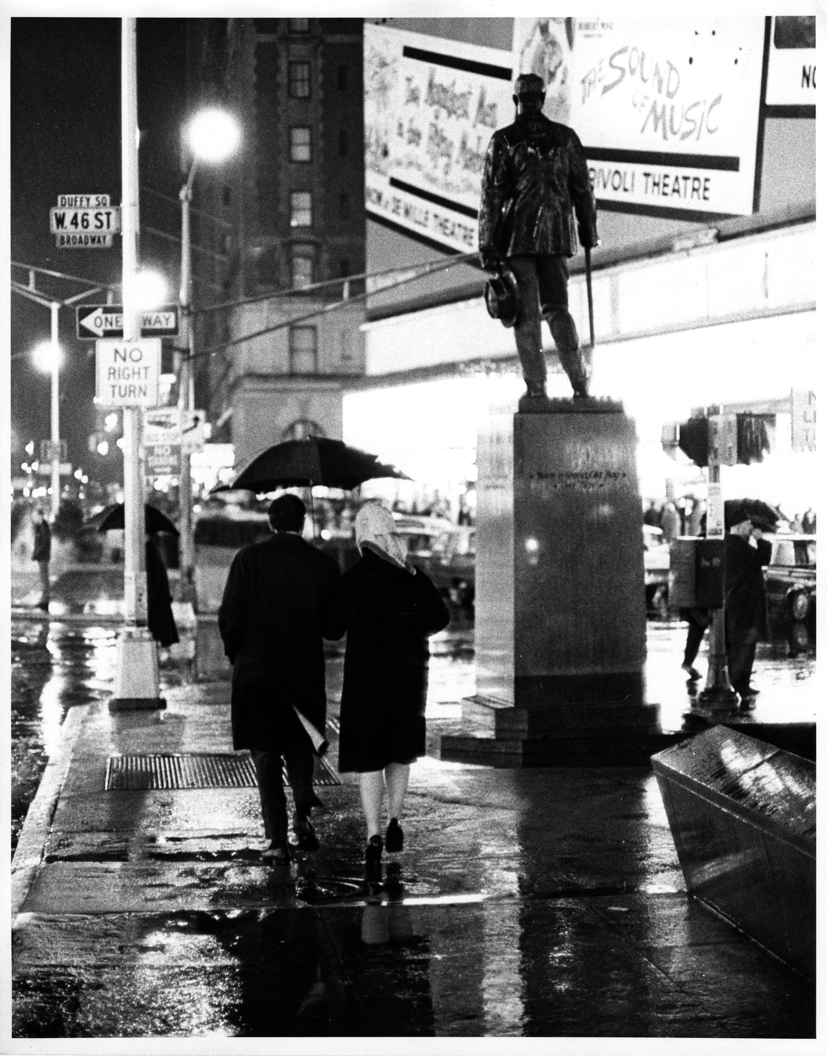 photographie ancienne à la gélatine argentique de 11 x 14" du Father Duffy Square, le triangle nord de Times Square, la nuit de Noël 1965, faisant partie d'une série qu'il a prise ce soir-là. Signé par Jack Mitchell sur le recto de l'impression.