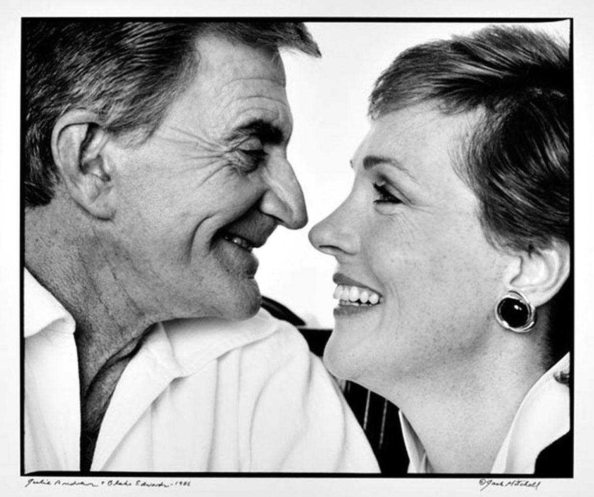 Filmregisseur Blake Edwards mit seiner Frau Julie Andrews, signierter Ausstellungsdruck – Photograph von Jack Mitchell